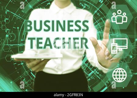 Schild mit der Anzeige „Business Teacher“. Konzeptuelles Foto Pädagogen, die Studenten über Geschäftskonzepte ausbilden Lady in Uniform Holding Phone Virtual Press Stockfoto