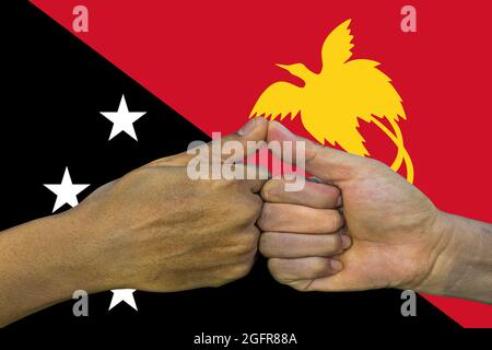 Flagge von Papua-Neuguinea, Eingrabung einer multikulturellen Gruppe junger Menschen. Stockfoto