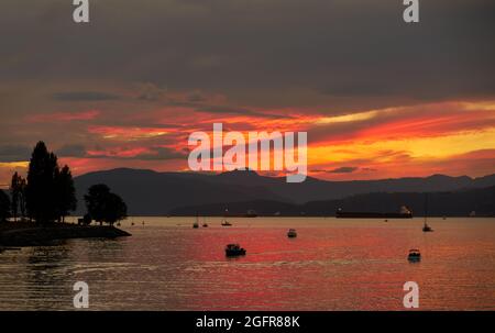 English Bay Summer Sunset Vancouver. Boote auf der English Bay bei Sonnenuntergang im Sommer. Vancouver, British Columbia. Stockfoto