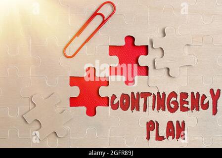 Schild mit Verfügbarkeitsplan Wort geschrieben auf EINEM Plan, der entworfen wurde, um ein mögliches zukünftiges Ereignis zu berücksichtigen Bau eines unvollendeten weißen Jigsaw Stockfoto