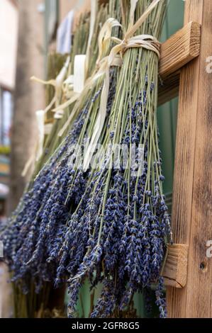 Trauben von aromatischen getrockneten Lavendel- oder Lavandin-Blumen zum Verkauf im Geschäft in der Provence, Frankreich Stockfoto