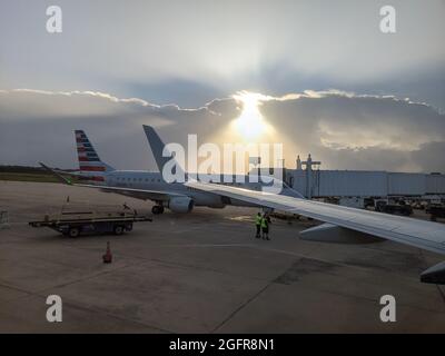 Jacksonville, FL, USA - 25. August 2021: Die Sonne scheint durch ein Loch in den dicken Wolken eines Wettersystems in der Nähe des Flughafens von Jacksonville. Stockfoto