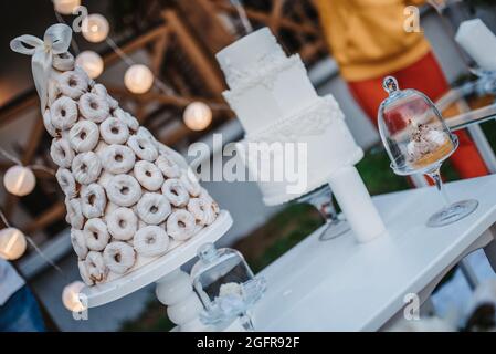 Kuchen mit Donuts mit einer Schleife auf der Oberseite erstellt Stockfoto