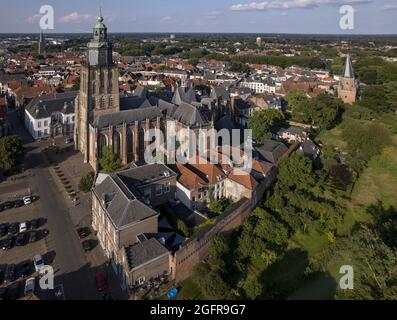 Luftbild der niederländischen Stadt mit Kirchturm Stockfoto