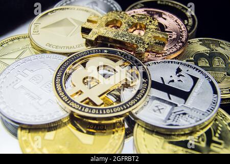 BITCOINS auf einer reflektierenden Oberfläche Kryptowährung Hintergrund Ethereum Litecoin Zcash Bitcoin coins digital. Stockfoto