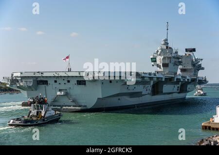 HMS Prince of Wales (R09) kehrt am 26. August 2021 nach Portsmouth, Großbritannien, zurück. Stockfoto