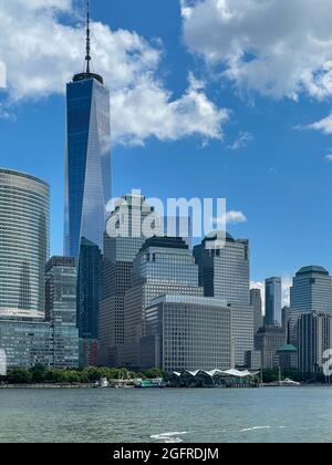 New York, NY - USA - 30. Juli 2021: Vertikaler Blick auf die Skyline des Finanzviertels von Lower Manhattan, mit dem World Trade Canter, World Financial Stockfoto