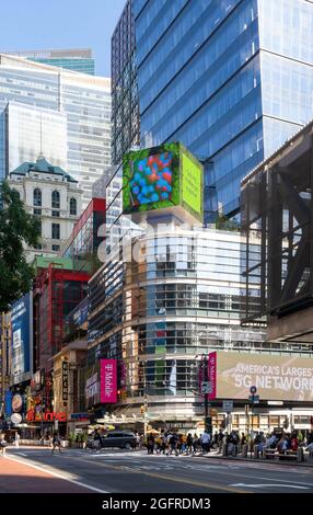 New York, NY - USA - 30. Juli 2021: Vertikale Ansicht des Eleven Times Square, eines Büro- und Einzelhandelsturms an der Kreuzung mit der 8th Ave und West Stockfoto