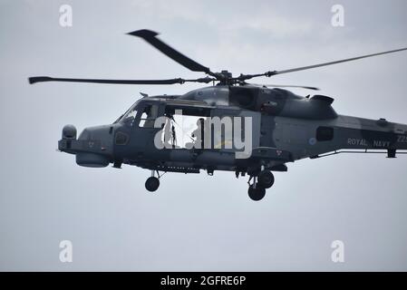 210825-N-N3764-0004 KARIBISCHES MEER - (AUG 25, 2021) – EIN britischer Royal Navy Wildcat Hubschrauber, der dem Royal Fleet Hilfstanker RFA Wave Knight (A389) zugewiesen wurde, hebt nach dem Tanken mit dem Spearhead-Klasse Expeditionsschnelltransportschiff USNS Burlington (T-EPF 10), 25. August 2021, ab. Burlington und Wave Knight unterstützen humanitäre Hilfe und Katastrophenhilfe (HADR) in Haiti nach einem Erdbeben der Stärke 7.2 am 14. August 2021. (USA Navy Foto von Intelligence Specialist 2nd Class Thomas Fuccile /veröffentlicht) Stockfoto