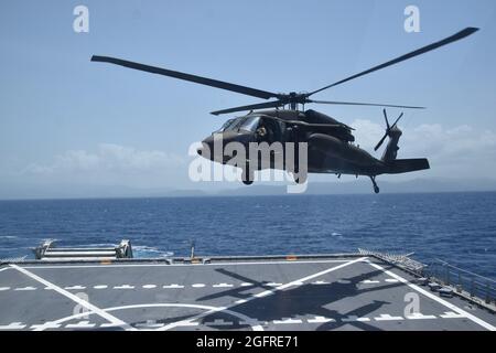 210824-N-N3764-0003 KARIBISCHES MEER - (AUG 24, 2021) – EIN Hubschrauber der US-Armee UH-60 Blackhawk hebt vom Flugdeck des Spearhead-Klasse Expeditionsschnelltransportschiffes USNS Burlington (T-EPF 10) am 24. August 2021 ab. Burlington wird nach einem Erdbeben der Stärke 7.2 am 14. August 2021 bei den U.S. Naval Forces Southern Command/U.S. 4th Fleet eingesetzt, um humanitäre Hilfe und Katastrophenhilfe (HADR) in Haiti zu unterstützen. (USA Navy Foto von Intelligence Specialist 2nd Class Nicole selbst/veröffentlicht) Stockfoto