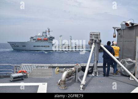 210825-N-N3764-0003 KARIBISCHES MEER - (AUG 25, 2021) – der schnelle Flottentanker des Royal Fleet Auxiliary of United Kingdom RFA Wave Knight (A389) dampft neben dem Expeditionsschiff USNS Burlington (T-EPF 10) der Spearhead-Klasse, 25. August 2021. Burlington und Wave Knight unterstützen nach einem Erdbeben der Stärke 7.2 am 14. August 2021 humanitäre Hilfe und Katastrophenhilfe (HADR) in Haiti. (USA Navy Foto von Intelligence Specialist 2nd Class Thomas Fuccile/veröffentlicht) Stockfoto