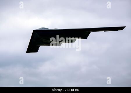 Ein dem 509. Bombenflügel zugeordneter B-2-Geist fliegt am 25. August 2021 in RAF Fairford, England, über uns. Die Überführung der B-2 war Teil einer Bomber Task Force-Mission, bei der Flugzeuge Theater- und Flugtrainings in ganz Europa und Afrika durchführen. Die BTF-Missionen, die seit 2018 stattfinden, bieten Flugbesatzungsmitgliedern Theatereinführungen und Möglichkeiten für die Integration der USA mit NATO-Verbündeten und regionalen Partnern. Die Bombermissionen verbessern die Bereitschaft und bieten die erforderliche Schulung, um auf potenzielle Krisen oder Herausforderungen weltweit zu reagieren. (USA Luftwaffe Foto von Senior Airma Stockfoto