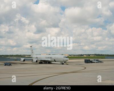 Ein E-8C Joint STARS, der dem 116th Air Control Wing (ACW), Georgia Air National Guard, zugewiesen wurde, sitzt auf der Fluglinie auf der Robins Air Force Base, Georgia, 25. August 2021. Die 116th ACW bilden zusammen mit der aktiven 461st ACW und der Armee 138th Military Intelligence Company das Team JSTARS, das geografisch kämpfenden Kommandanten auf der ganzen Welt Bereitschaftskampfmanagement, Kommando und Kontrolle, Intelligenz, Überwachung und Aufklärungsunterstützung bietet, Allgemein als C2ISR bezeichnet. (USA Foto der Air National Guard von Senior Master Sgt. Roger Parsons) Stockfoto