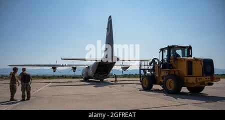 Ein C-130J Super Hercules sitzt auf der Rampe, während Mitglieder des 435. Air Ground Operations Wings und des 86. Aircraft Maintenance Squadron sich vor Beginn des Thrakischen Sommers 2021 in der Drop Zone Cheshnegirovo, Bulgarien, am 23. August 2021, auf die Entladung vorbereiten. Der thrakische Sommer 2021 ist eine bilaterale Übung zwischen US-Militärmitgliedern und bulgarischen Streitkräften, die darauf ausgerichtet ist, die Interoperabilität, die gemeinsame Bereitschaft und die Abschreckung zu verbessern. (USA Luftwaffe Foto von Senior Airman Andrew J. Alvarado) Stockfoto