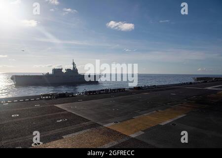 PHILIPPINISCHES MEER (Aug 24, 2021) der Zerstörer der japanischen Maritime Self-Defense Force JS Ise (DD 182) segelt in Formation mit dem nach vorne eingesetzten amphibischen Sturmschiff USS America (LHA 6). Amerika, das Flaggschiff der America Expeditionary Strike Group, und die 31. Marine Expeditionary Unit sind im Verantwortungsbereich der 7. Flotte der USA tätig, um die Interoperabilität mit Verbündeten und Partnern zu verbessern und als einsatzbereite Einsatztruppe für Frieden und Stabilität in der Indo-Pazifik-Region zu dienen. (USA Navy Foto von Mass Communication Specialist 3rd Class Thomas B. Contant) Stockfoto