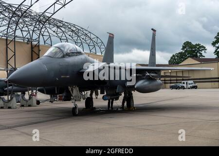 Mitglieder der Luftbesatzung und Betreuer des 333rd Fighter Squadron führen einen Pre-Flight Check auf einem F-15E Strike Eagle auf der Seymour Johnson Air Force Base, North Carolina, 4. August 2021 durch. Der F-15E hat die Fähigkeit, sich über weite Strecken zu einem Ziel zu kämpfen, gegnerische Bodenpositionen zu zerstören und sich auszukämpfen. (USA Luftwaffe Foto von Senior Airman Kimberly Barrera) Stockfoto