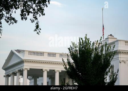 Die amerikanische Flagge fliegt am Donnerstag, den 26. August 2021, auf die Hälfte der Mitarbeiter im Weißen Haus in Washington, DC. Mehrere Explosionen in der Nähe des internationalen Flughafens Hamid Karzai in Kabul, Afghanistan, verletzten viele und töteten mindestens 12 amerikanische Dienstmitglieder. Kredit: Stefani Reynolds/Pool über CNP Stockfoto