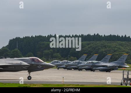 MISAWA, Japan (Aug 24, 2021) – eine F-35B Lightning II, die den „Grünen Knights“ des Marine-Jagdgeschwaders VMFA-121 zugewiesen wurde, bereitet sich auf den Start auf der Misawa Air Base vor. Die F-35B Lightning II wurde speziell für den Einsatz von amphibischen Schiffen entwickelt, auf denen VMFA-121 die 31. Marine Expeditionary Unit bei Rotationseinsätzen unterstützt hat. (USA Navy Foto von Mass Communication Specialist 3rd Class Benjamin Ringers) Stockfoto