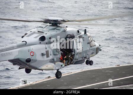 210725-N-UF592-2105 ARABIAN SEA (25. Juli 2021) – EIN an die Fregatte FS Languedoc (D653) angeschlossener Hubschrauber der französischen Marine NH90 Caiman landet auf dem Flugzeugträger USS Ronald Reagan (CVN 76) im Arabischen Meer, 25. Juli. Ronald Reagan wird in den Einsatzbereich der 5. US-Flotte eingesetzt, um Marineinteraktionen zu unterstützen, um die maritime Stabilität und Sicherheit in der Zentralregion zu gewährleisten und das Mittelmeer und den Pazifik durch den westlichen Indischen Ozean und drei strategische Engpässe zu verbinden. (USA Navy Foto von Mass Communication Specialist Seaman Eric Stanton) Stockfoto