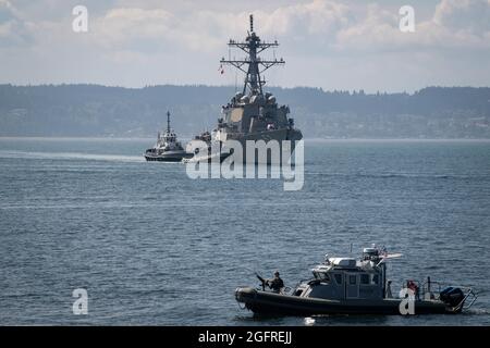 Der Arleigh Burke-Klasse Lenkraketen-Zerstörer USS John Paul Jones (DDG 53) trifft am 23. August 2021 in seinem neuen Heimathafen auf der Naval Station Everett in Everett, Washington, ein. John Paul Jones ist Teil der Nimitz Carrier Strike Group und wurde früher in Pearl Harbor, Hawaii, gegründet. (Foto der US Navy von Mass Communication Specialist 2nd Class Aranza Valdez) Stockfoto