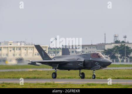 MISAWA, Japan (Aug 24, 2021) – eine F-35B Lightning II, die den „Grünen Knights“ des Marine-Jagdgeschwaders VMFA-121 zugewiesen wurde, bereitet sich auf den Start auf der Misawa Air Base vor. Die F-35B Lightning II wurde speziell für den Einsatz von amphibischen Schiffen entwickelt, auf denen VMFA-121 die 31. Marine Expeditionary Unit bei Rotationseinsätzen unterstützt hat. (USA Navy Foto von Mass Communication Specialist 3rd Class Benjamin Ringers) Stockfoto