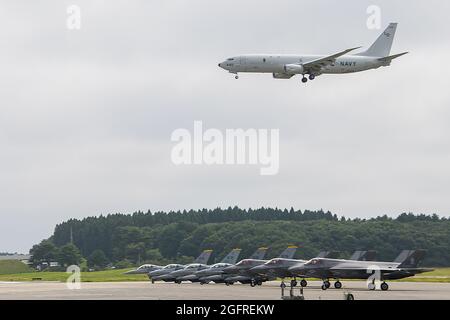 MISAWA, Japan (Aug 24, 2021) – EIN P-8A Poseidon, der den „Red Lancers“ der Patrouillenschwadron (VP) 10 zugewiesen wurde, stellt die F-35B Lightning II, die den „Green Knights“ der Marine Fighter Attack Squadron VMFA-121 zugewiesen wurden, wieder her. VP-10 wird derzeit in NAF Misawa, Japan, eingesetzt, um maritime Patrouillen, Aufklärungs- und Theateraufklärungseinsätze innerhalb des Einsatzgebiets der 7. Flotte der USA (C7F) durchzuführen, um die Ziele der Kommandanten, der Task Force 72, der C7F und der Indo-Pazifik-Kommandoeinheiten in der gesamten Region zu unterstützen. (USA Navy Foto von Mass Communication Specialist 3rd Class Benjamin Ringers) Stockfoto