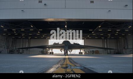 Die Crew-Chefs der US Air Force B-2 Spirit mit der 509. Flugzeugwartung-Staffel bereiten einen B-2 Spirit für den Start auf der Whiteman Air Force Base, Missouri, am 23. August 2021 vor. Dank seiner fast 6,000 Meilen langen Reichweite ohne Betankung ist die B-2 in der Lage, durch die schwierigsten gegnerischen Abwehrkräfte überall auf der Welt eine enorme Feuerkraft zu liefern. (USA Luftwaffe Foto von Senior Airman Parker J. McCauley) Stockfoto