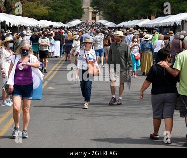 Eine Menge auf dem jährlichen Santa Fe Indian Market in New Mexico, wo Hunderte von indianischen Künstlern ihre Werke zeigen und verkaufen. Stockfoto