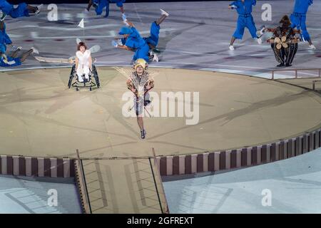 Tokio, Japan. August 2021. Die Darsteller tanzen während der Eröffnungszeremonie der Paralympischen Spiele in Tokio 20202 im Olympiastadion. Die Spiele wurden wegen der weltweiten COVID-19-Pandemie verschoben und ohne Zuschauer abgehalten. Nur Schulkinder in kleinen Gruppen durften während der Spieldauer einige der Veranstaltungen beobachten. (Foto von Lev Radin/Pacific Press) Quelle: Pacific Press Media Production Corp./Alamy Live News Stockfoto
