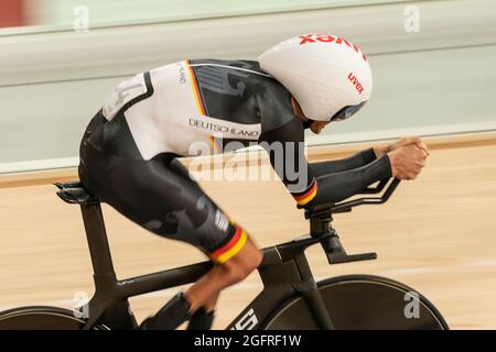 Tokio, Japan. August 2021. Michael Teuber aus Deutschland führt während der Paralympischen Spiele in Tokio 2020 eine 3000m lange Radstrecke für Männer auf dem Izu Velodrome durch. Wegen COVID-19 wurden die Pandemiespiele um ein Jahr verschoben, und es gab keine Zuschauer, die an den Austragungsorten teilnehmen durften. (Foto von Lev Radin/Pacific Press) Quelle: Pacific Press Media Production Corp./Alamy Live News Stockfoto