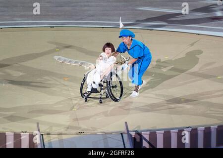 Tokio, Japan. August 2021. Die Darsteller tanzen während der Eröffnungszeremonie der Paralympischen Spiele in Tokio 20202 im Olympiastadion. Die Spiele wurden wegen der weltweiten COVID-19-Pandemie verschoben und ohne Zuschauer abgehalten. Nur Schulkinder in kleinen Gruppen durften während der Spieldauer einige der Veranstaltungen beobachten. (Foto von Lev Radin/Pacific Press) Quelle: Pacific Press Media Production Corp./Alamy Live News Stockfoto