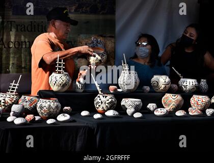 Traditionelle Töpfer aus Acoma Pueblo in New Mexico zeigen ihre Keramik auf dem jährlichen Santa Fe Indian Market in New Mexico. Stockfoto