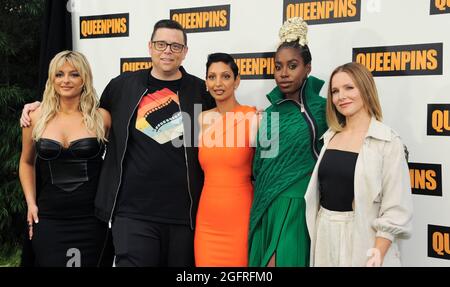 Los Angeles, Kalifornien. August 2021. Kirby Howell-Baptiste, Kristen Bell, Bebe Rexha, Aron Gaudet, Gita Pullapilly bei der Ankunft für QUEENPINS Premiere, Four Seasons Hotel Los Angeles in Beverly Hills, Los Angeles, CA, 25. August 2021. Kredit: Elizabeth Goodenough/Everett Collection/Alamy Live Nachrichten Stockfoto