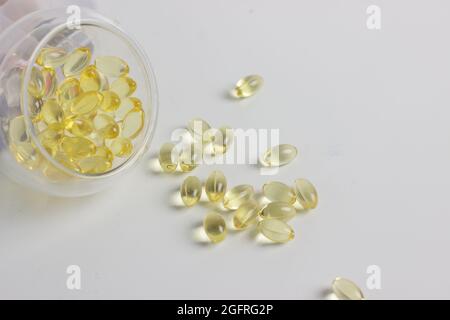 Fischöle Omega 3 Multivitamin Quelle weiche Gele mit weißem Hintergrund Stockfoto