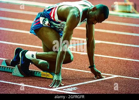 Kevin Young (USA) tritt bei den Leichtathletik-Weltmeisterschaften 1993 in den 400-Meter-Hürden an Stockfoto