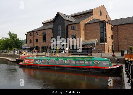 Restauriertes Kanalbecken-Kai in Brecon Wales, Theatr Brycheiniog Tagesausflug Kanalboot Stockfoto