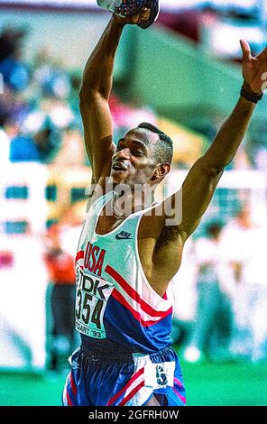Kevin Young (USA) tritt bei den Leichtathletik-Weltmeisterschaften 1993 in den 400-Meter-Hürden an Stockfoto
