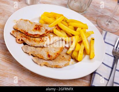 Gebratenes Fleisch vom Grill aus Schweinefleisch mit gebackenen Kartoffeln Stockfoto