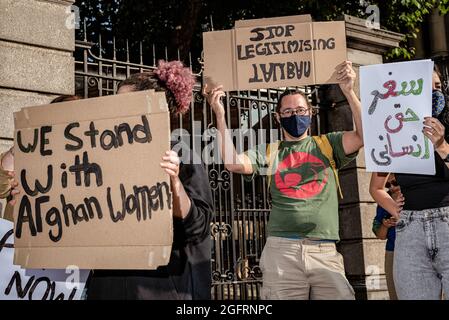 Dublin, Irland. August 2021. Dutzende von Menschen versammelten sich vor dem irischen parlamentsgebäude, dem Leinster House, um zu fordern, dass die irische Regierung mehr afghanische Flüchtlinge aufnimmt. United Against Racism organisierte den Protest, während auch andere Parteien und Organisationen wie People Before Profit, ROSA und Le Chéile anwesend waren. Die Demonstranten argumentierten, dass Irland sich nicht länger weigern sollte, Flüchtlinge aufzunehmen, da die irische Regierung dem US-Militär zuvor die Nutzung des Flughafens Shannon gestattet hatte. Kredit: SOPA Images Limited/Alamy Live Nachrichten Stockfoto