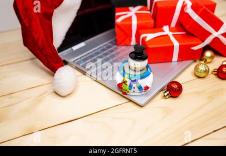 Festliches Surfen und Shoppen mit einer Kreditkarte zur Weihnachtszeit Stockfoto