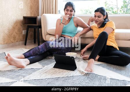 Nahaufnahme von zwei Mädchen, die sich nach dem Training entspannen. Stockfoto