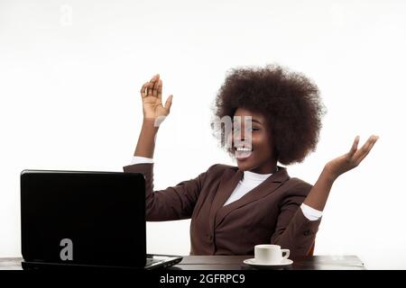 Junge schwarze Erwachsene Geschäftsfrau, lächelnd glücklich, auf weißem Hintergrund Stockfoto