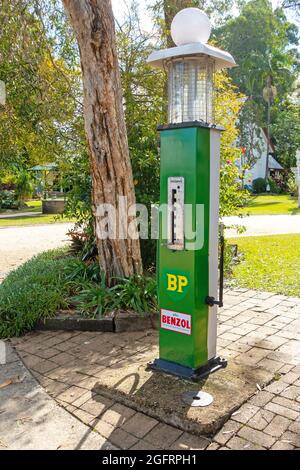 Ein alter British Petroleum-Benziner, der im Caboolture Historical Village ausgestellt ist. Stockfoto