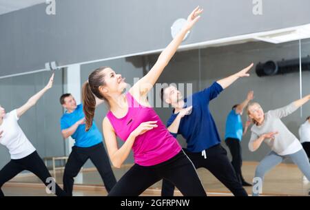 Junge Frau übt energischen Tanz Stockfoto