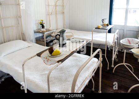 Krankenhauszimmer der 1920er Jahre im Caboolture Historical Village Australia. Stockfoto