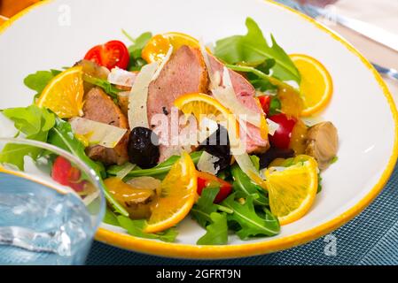 Salat aus Entenfilets Stockfoto