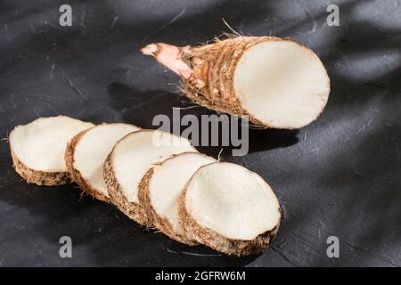 Malanga Essbare Knolle - Wurzel Der Pflanze Namens Colocasia Esculenta Stockfoto