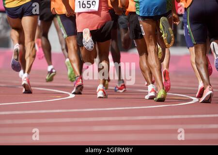 Tokio, Japan. August 2021. Paralympics: Leichtathletik, 5000 m, Männer, Finale, im Olympiastadion. Die Läufer in Aktion. Kredit: Marcus Brandt/dpa/Alamy Live Nachrichten Stockfoto