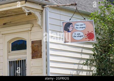 NEW ORLEANS, LA, USA - 20. AUGUST 2021: 'You can't Fix dumm'-Schild in Bywater Neighborhood Stockfoto