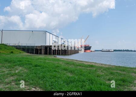 NEW ORLEANS, LA, USA - 25. AUGUST 2021: Henry Clay Avenue Wharf am Mississippi River Stockfoto